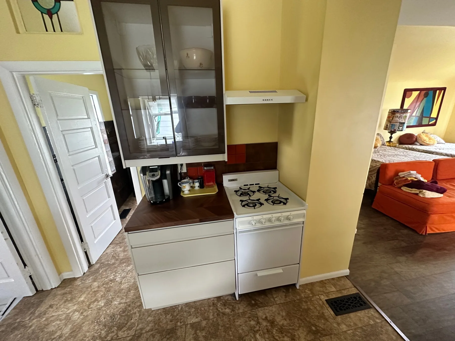 Full kitchen at The Farnham Luxury Studio, Dayton OH